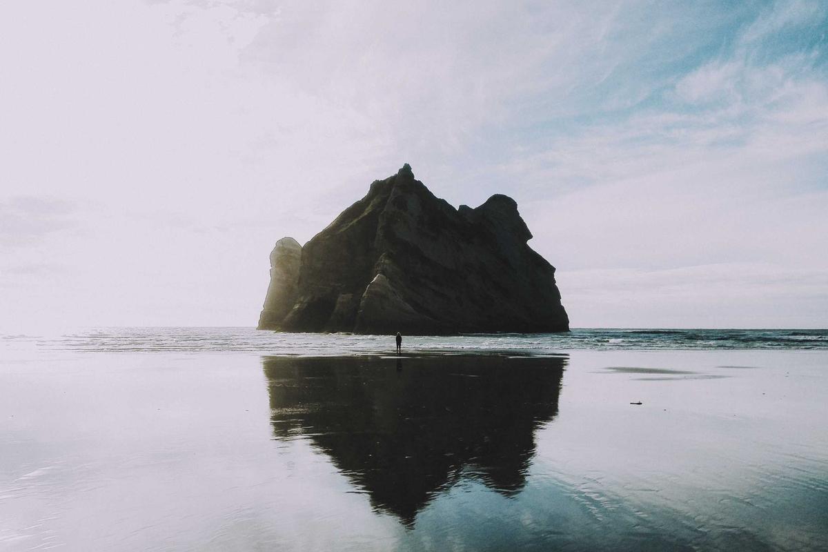 当红小花与神秘男子同车离开，72小时内幕曝光，好友出面澄清